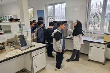 بازدید دانش‌آموزان مدرسه پسرانه کادوس رشت از دانشکده داروسازی